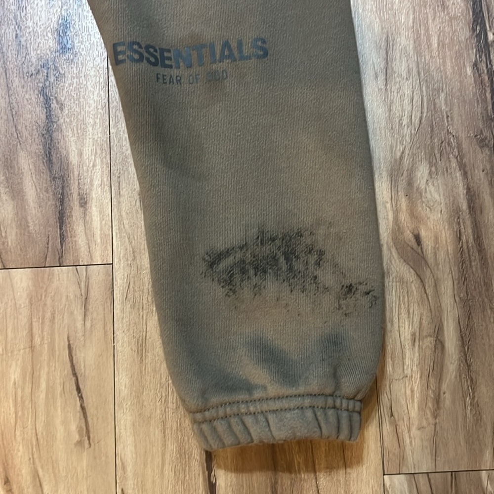 Essentials sweatpants for your kiddo size 8❤️👍🏼🥰 - Picture 4 of 5
